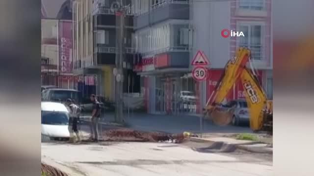 caddede giderken otomobili ile cukura dustu 14084623 o