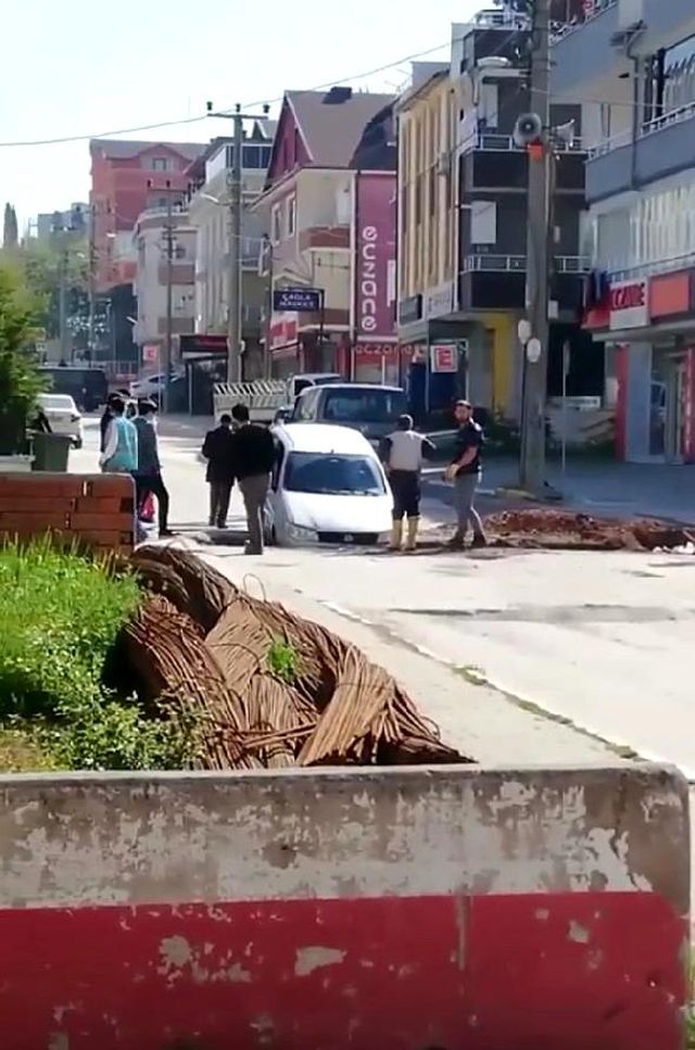 caddede giderken otomobili ile cukura dustu 4 14083146 o