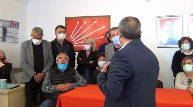 BALIKESİR - Ayvalık'ta CHP'li bazı belediye meclis üyelerine baskı yapıldığı iddiasına ilişkin açıklama sırasında gerginlik BALIKESİR - Ayvalık'ta CHP'li bazı belediye meclis üyelerine baskı yapıldığı iddiasına ilişkin açıklama sırasında gerginlik