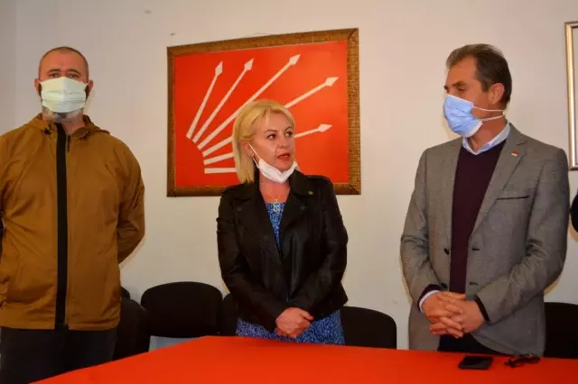 BALIKESİR - Ayvalık'ta CHP'li bazı belediye meclis üyelerine baskı yapıldığı iddiasına ilişkin açıklama sırasında gerginlik BALIKESİR - Ayvalık'ta CHP'li bazı belediye meclis üyelerine baskı yapıldığı iddiasına ilişkin açıklama sırasında gerginlik