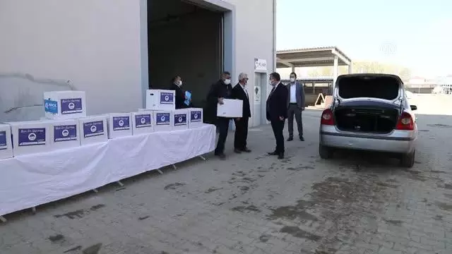 Çubuk'ta ihtiyaç sahiplerine dağıtılmak üzere hazırlanan yardım kolileri muhtarlara teslim edildi Çubuk'ta ihtiyaç sahiplerine dağıtılmak üzere hazırlanan yardım kolileri muhtarlara teslim edildi