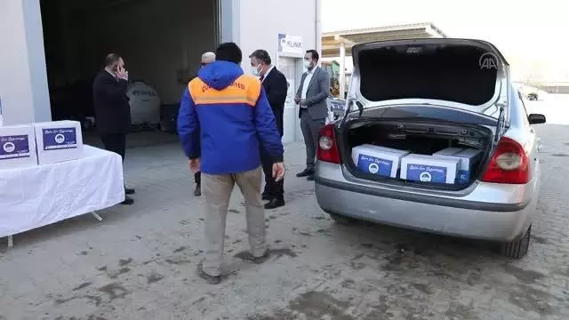 Çubuk'ta ihtiyaç sahiplerine dağıtılmak üzere hazırlanan yardım kolileri muhtarlara teslim edildi Çubuk'ta ihtiyaç sahiplerine dağıtılmak üzere hazırlanan yardım kolileri muhtarlara teslim edildi