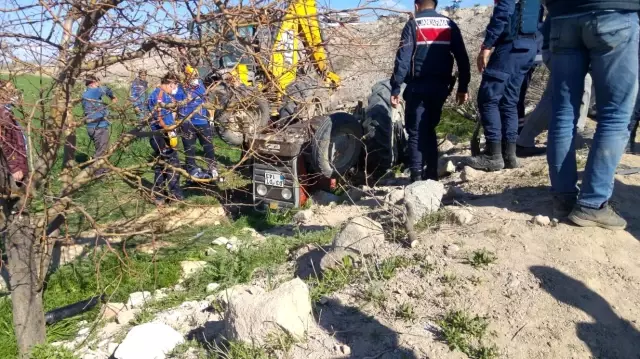 Devrilen traktördeki 2 yaralıyı kurtarmak için zamana karşı yarış verildi Devrilen traktördeki 2 yaralıyı kurtarmak için zamana karşı yarış verildi