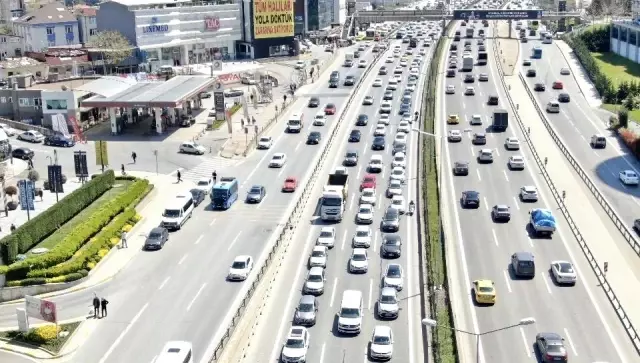 İstanbul'da yüzde 74'lere ulaşan trafik yoğunluğu havadan görüntülendi İstanbul'da yüzde 74'lere ulaşan trafik yoğunluğu havadan görüntülendi