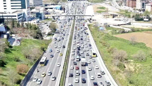 İstanbul'da yüzde 74'lere ulaşan trafik yoğunluğu havadan görüntülendi İstanbul'da yüzde 74'lere ulaşan trafik yoğunluğu havadan görüntülendi