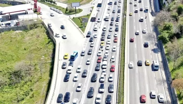 İstanbul'da yüzde 74'lere ulaşan trafik yoğunluğu havadan görüntülendi İstanbul'da yüzde 74'lere ulaşan trafik yoğunluğu havadan görüntülendi