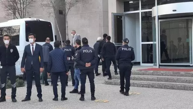 Emekli 5 amiral ve 1 general adli kontrolle serbest bırakıldı Emekli 5 amiral ve 1 general adli kontrolle serbest bırakıldı