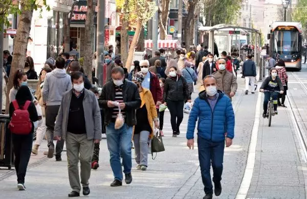 ESKİŞEHİR'DE KISITLAMA ÖNCESİ SOKAKLAR DOLDU ESKİŞEHİR'DE KISITLAMA ÖNCESİ SOKAKLAR DOLDU