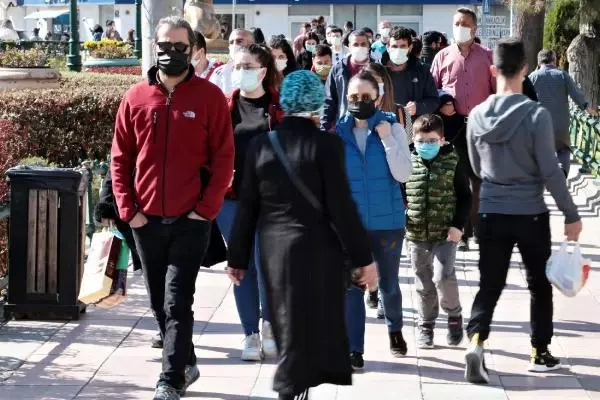 ESKİŞEHİR'DE KISITLAMA ÖNCESİ SOKAKLAR DOLDU ESKİŞEHİR'DE KISITLAMA ÖNCESİ SOKAKLAR DOLDU