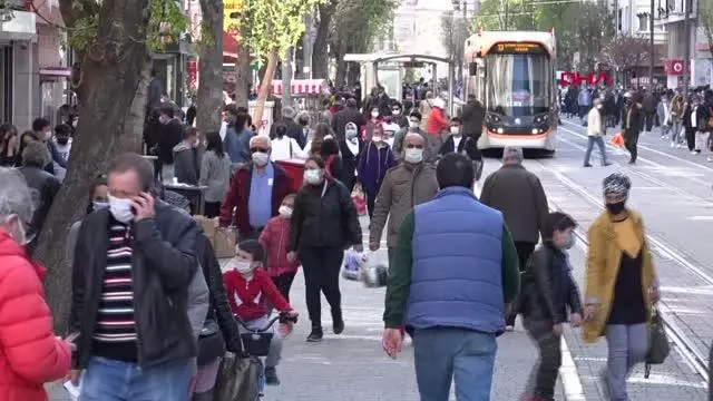 ESKİŞEHİR'DE KISITLAMA ÖNCESİ SOKAKLAR DOLDU ESKİŞEHİR'DE KISITLAMA ÖNCESİ SOKAKLAR DOLDU