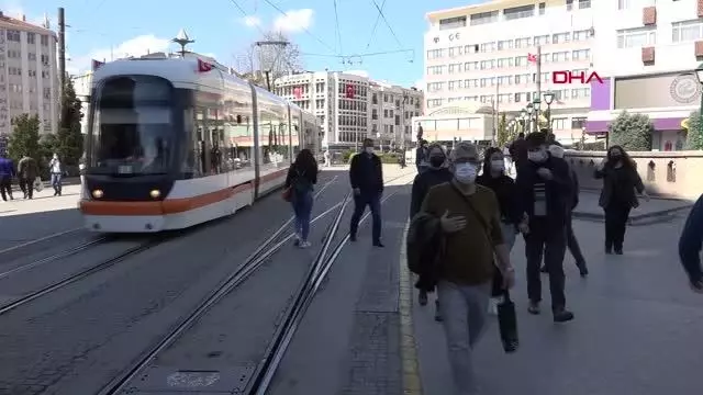 ESKİŞEHİR'DE KISITLAMA ÖNCESİ SOKAKLAR DOLDU ESKİŞEHİR'DE KISITLAMA ÖNCESİ SOKAKLAR DOLDU