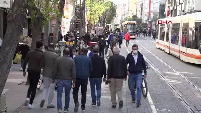 ESKİŞEHİR'DE KISITLAMA ÖNCESİ SOKAKLAR DOLDU ESKİŞEHİR'DE KISITLAMA ÖNCESİ SOKAKLAR DOLDU