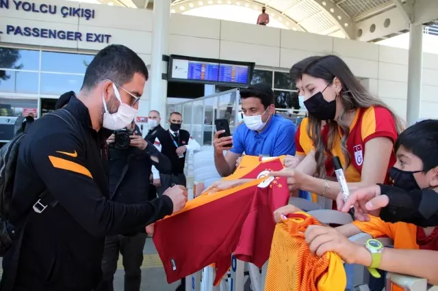 Galatasaray'a Antalya'da coşkulu karşılama Galatasaray'a Antalya'da coşkulu karşılama