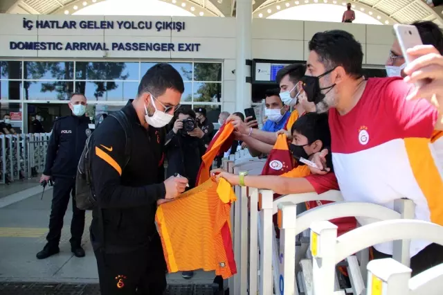 Galatasaray'a Antalya'da coşkulu karşılama Galatasaray'a Antalya'da coşkulu karşılama