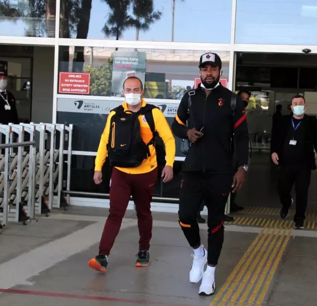 Galatasaray'a Antalya'da coşkulu karşılama Galatasaray'a Antalya'da coşkulu karşılama