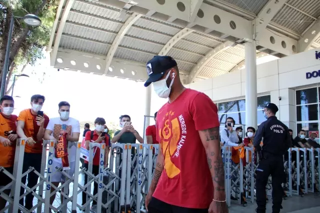 Galatasaray'a Antalya'da coşkulu karşılama Galatasaray'a Antalya'da coşkulu karşılama