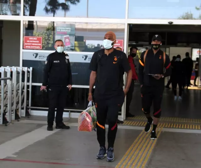 Galatasaray'a Antalya'da coşkulu karşılama Galatasaray'a Antalya'da coşkulu karşılama
