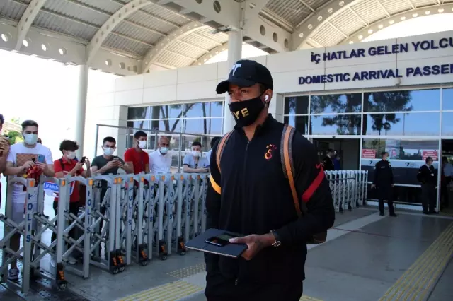Galatasaray'a Antalya'da coşkulu karşılama Galatasaray'a Antalya'da coşkulu karşılama