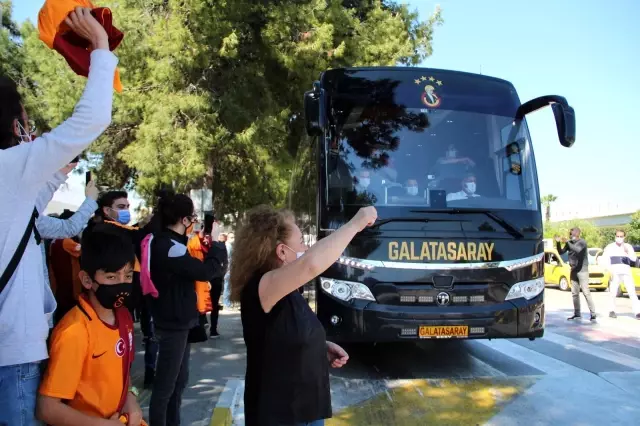 Galatasaray'a Antalya'da coşkulu karşılama Galatasaray'a Antalya'da coşkulu karşılama