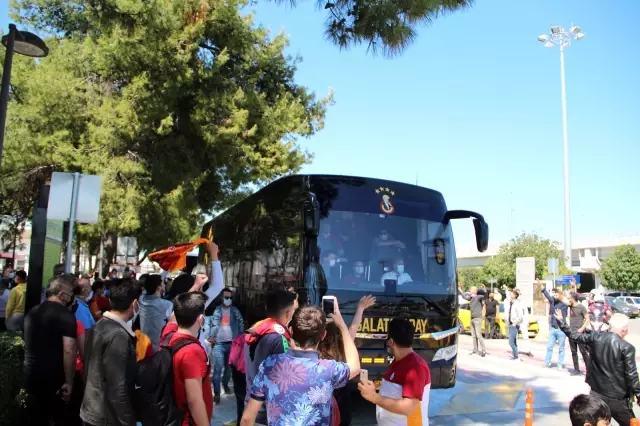 Galatasaray'a Antalya'da coşkulu karşılama Galatasaray'a Antalya'da coşkulu karşılama