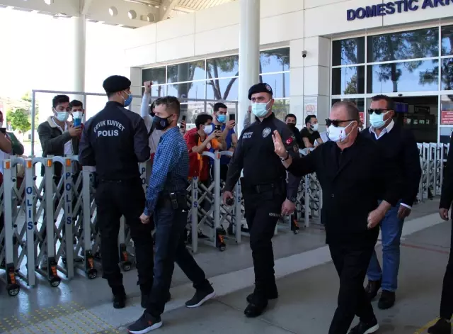 Galatasaray'a Antalya'da coşkulu karşılama Galatasaray'a Antalya'da coşkulu karşılama