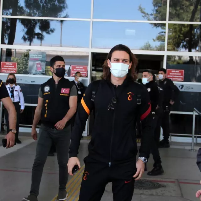Galatasaray'a Antalya'da coşkulu karşılama Galatasaray'a Antalya'da coşkulu karşılama