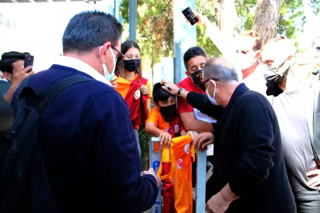 Galatasaray'a Antalya'da coşkulu karşılama Galatasaray'a Antalya'da coşkulu karşılama