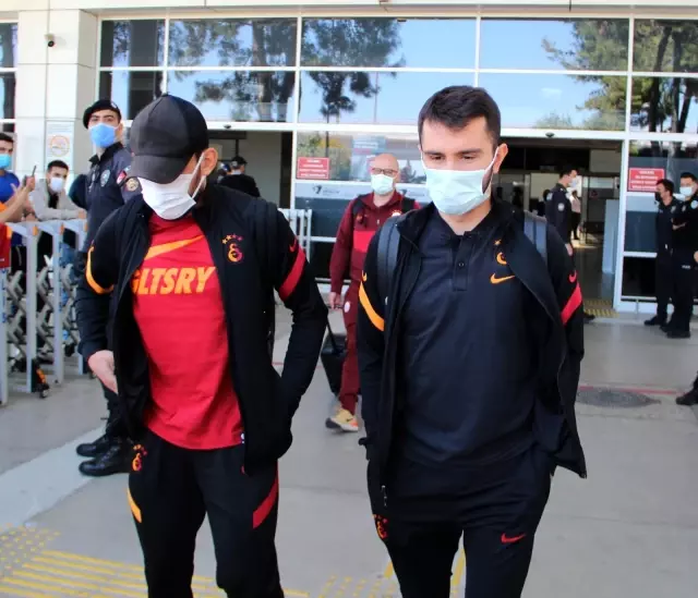 Galatasaray'a Antalya'da coşkulu karşılama Galatasaray'a Antalya'da coşkulu karşılama