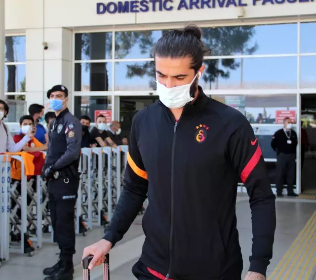 Galatasaray'a Antalya'da coşkulu karşılama Galatasaray'a Antalya'da coşkulu karşılama