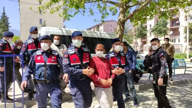 Yıkanan çamaşırlarla birlikte makineyi çalan hırsız, bu kez de sahipleri içerdeyken evin kapısını götürdü Yıkanan çamaşırlarla birlikte makineyi çalan hırsız, bu kez de sahipleri içerdeyken evin kapısını götürdü