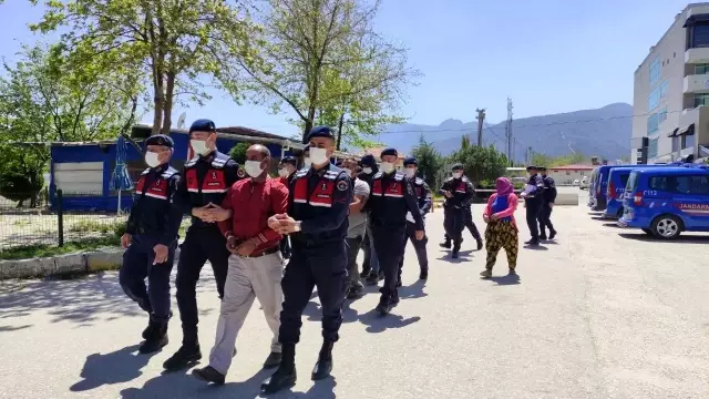 Yıkanan çamaşırlarla birlikte makineyi çalan hırsız, bu kez de sahipleri içerdeyken evin kapısını götürdü Yıkanan çamaşırlarla birlikte makineyi çalan hırsız, bu kez de sahipleri içerdeyken evin kapısını götürdü