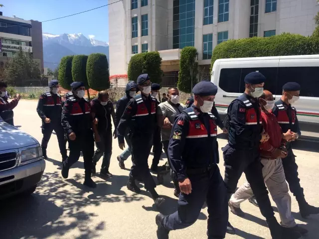 Yıkanan çamaşırlarla birlikte makineyi çalan hırsız, bu kez de sahipleri içerdeyken evin kapısını götürdü Yıkanan çamaşırlarla birlikte makineyi çalan hırsız, bu kez de sahipleri içerdeyken evin kapısını götürdü