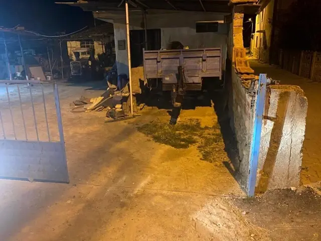 Yıkanan çamaşırlarla birlikte makineyi çalan hırsız, bu kez de sahipleri içerdeyken evin kapısını götürdü Yıkanan çamaşırlarla birlikte makineyi çalan hırsız, bu kez de sahipleri içerdeyken evin kapısını götürdü
