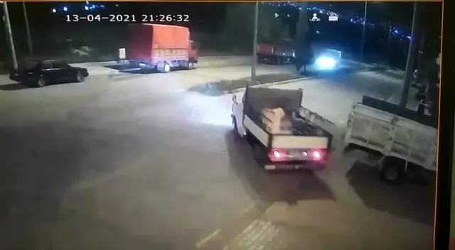 Yıkanan çamaşırlarla birlikte makineyi çalan hırsız, bu kez de sahipleri içerdeyken evin kapısını götürdü Yıkanan çamaşırlarla birlikte makineyi çalan hırsız, bu kez de sahipleri içerdeyken evin kapısını götürdü