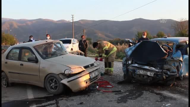 İki otomobil çarpıştı: 1'i ağır, 3 yaralı