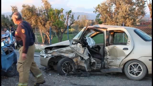 İki otomobil çarpıştı: 1'i ağır, 3 yaralı