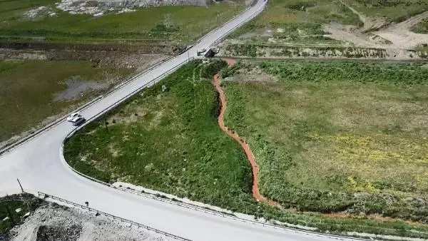 İSTANBUL'DA BU KEZ 'TURUNCU DERE'... TARLALAR ARASINDAN GEÇİYOR, HAYVANLAR OTLUYOR İSTANBUL'DA BU KEZ 'TURUNCU DERE'... TARLALAR ARASINDAN GEÇİYOR, HAYVANLAR OTLUYOR