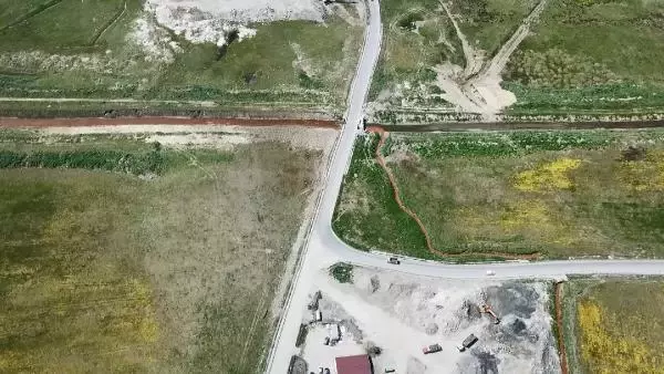 İSTANBUL'DA BU KEZ 'TURUNCU DERE'... TARLALAR ARASINDAN GEÇİYOR, HAYVANLAR OTLUYOR İSTANBUL'DA BU KEZ 'TURUNCU DERE'... TARLALAR ARASINDAN GEÇİYOR, HAYVANLAR OTLUYOR