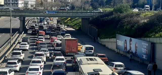 İstanbul'da kısıtlama öncesi trafik yoğunluğu rekor seviyeye ulaştı