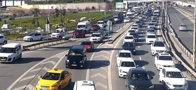 İstanbul'da kısıtlama öncesi trafik yoğunluğu rekor seviyeye ulaştı