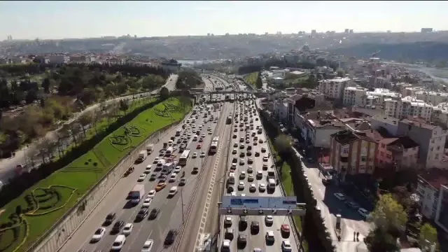 İstanbul'da yüzde 74'lere ulaşan trafik yoğunluğu havadan görüntülendi İstanbul'da yüzde 74'lere ulaşan trafik yoğunluğu havadan görüntülendi