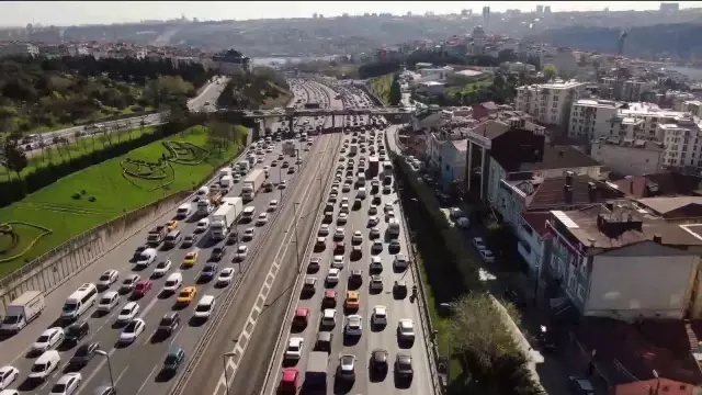 İstanbul'da yüzde 74'lere ulaşan trafik yoğunluğu havadan görüntülendi İstanbul'da yüzde 74'lere ulaşan trafik yoğunluğu havadan görüntülendi