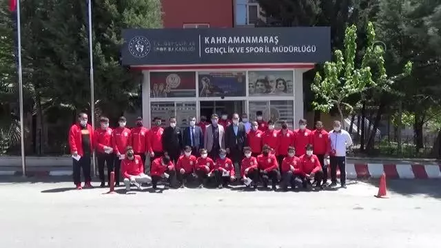 KAHRAMANMARAŞ - Şampiyonada derece elde eden güreşçilere çeşitli hediyeler verildi KAHRAMANMARAŞ - Şampiyonada derece elde eden güreşçilere çeşitli hediyeler verildi