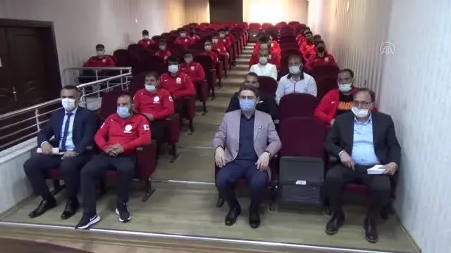 KAHRAMANMARAŞ - Şampiyonada derece elde eden güreşçilere çeşitli hediyeler verildi KAHRAMANMARAŞ - Şampiyonada derece elde eden güreşçilere çeşitli hediyeler verildi