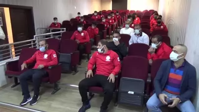 KAHRAMANMARAŞ - Şampiyonada derece elde eden güreşçilere çeşitli hediyeler verildi KAHRAMANMARAŞ - Şampiyonada derece elde eden güreşçilere çeşitli hediyeler verildi