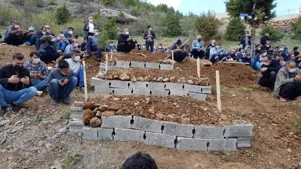Kazada ölen sürücü, eşi ve oğlu yan yana toprağa verildi Kazada ölen sürücü, eşi ve oğlu yan yana toprağa verildi