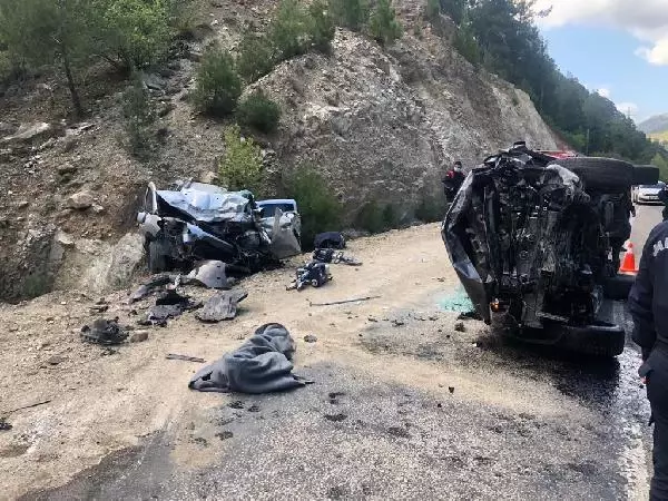 Kazada ölen sürücü, eşi ve oğlu yan yana toprağa verildi Kazada ölen sürücü, eşi ve oğlu yan yana toprağa verildi