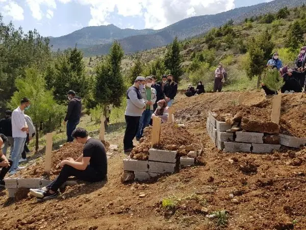 Kazada ölen sürücü, eşi ve oğlu yan yana toprağa verildi Kazada ölen sürücü, eşi ve oğlu yan yana toprağa verildi