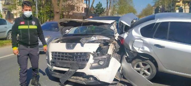 kazaya bakmak icin yavaslayinca 5 arac carpis 4 14084182 o