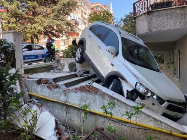Kimse ne olduğunu anlamadı! Lüks cipin apartmanın bahçesine uçtuğu anlar güvenlik kamerasına anbean yansıdı Kimse ne olduğunu anlamadı! Lüks cipin apartmanın bahçesine uçtuğu anlar güvenlik kamerasına anbean yansıdı
